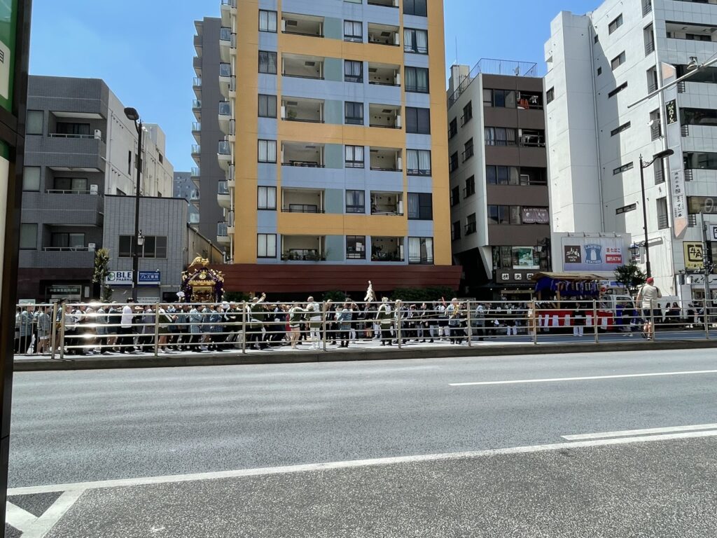 交通規制された車道を堂々と進む町内神輿。普段とは全く違う浅草の風景です。