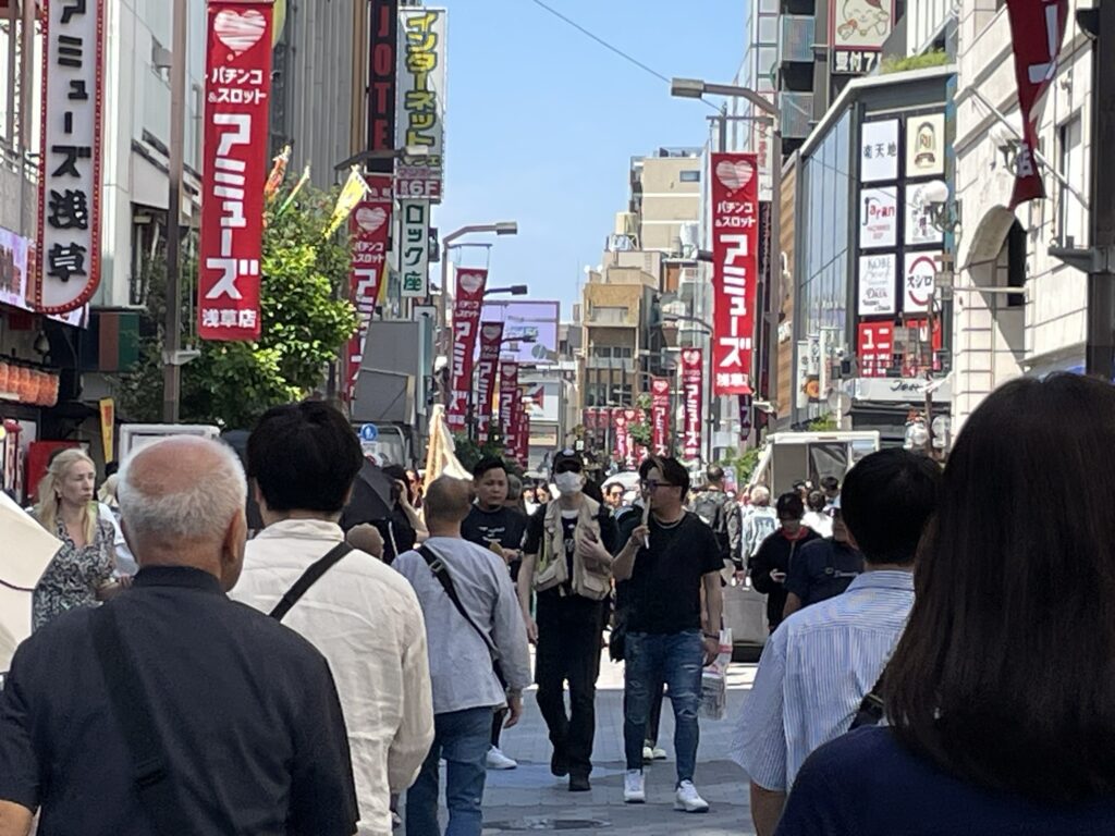 六区ブロードウェイ方面へ向かう人の波。お祭りの熱気で通りが埋め尽くされています。