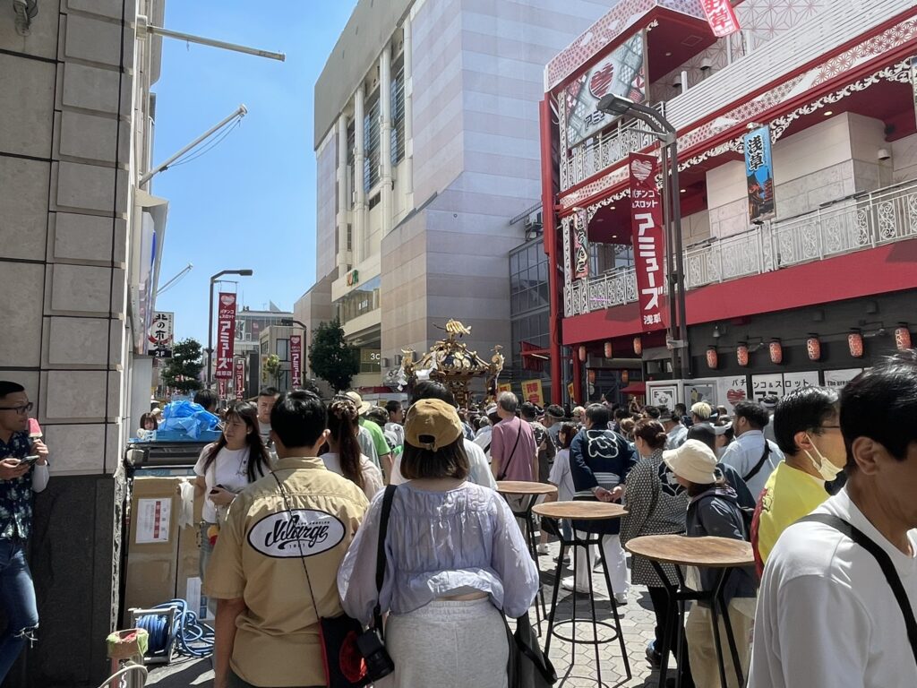 お神輿の周りに集まる人々。担ぎ手と観客が一体となった三社祭ならではの光景です。