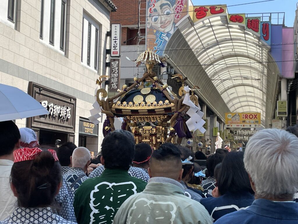 すしや通りへと入っていく町内神輿。アーケードの中にお祭りの熱気が響きます。