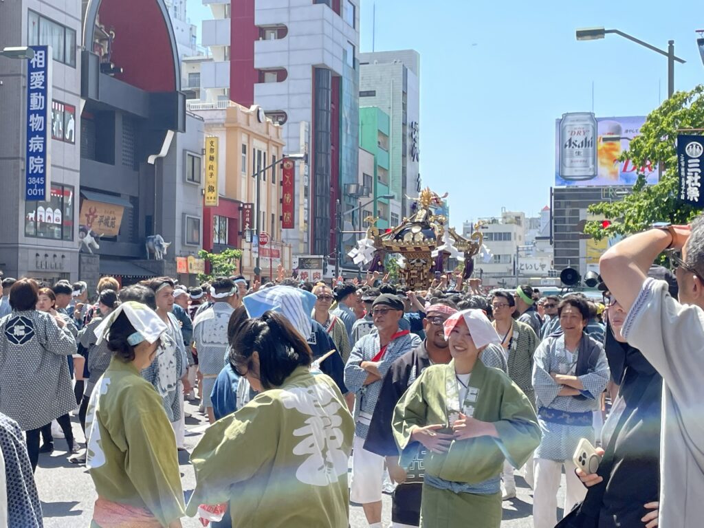 雷門通りを埋め尽くす人の波。各町内のお神輿が行き交う光景。