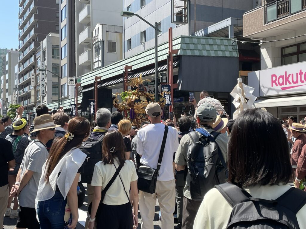 雷門通りに複数のお神輿が並ぶ壮観な光景。