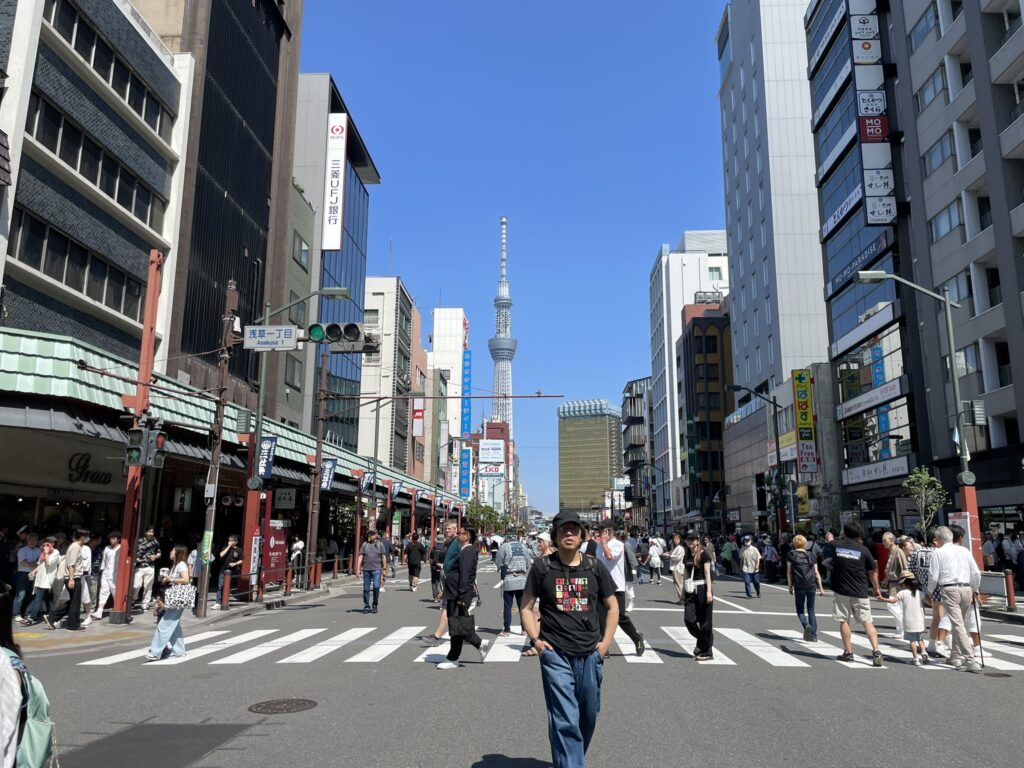 交通規制で歩行者天国となった雷門通り。スカイツリーも見える、特別な一日の風景です。