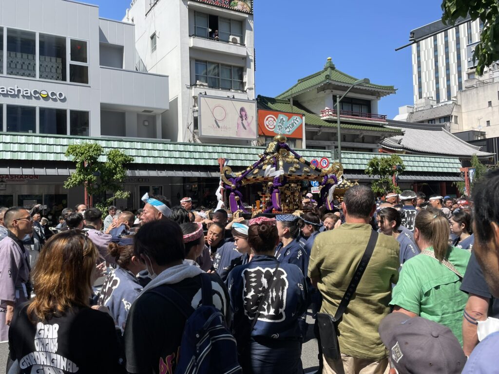 雷門通り。大勢の参拝者・観光客で溢れています。