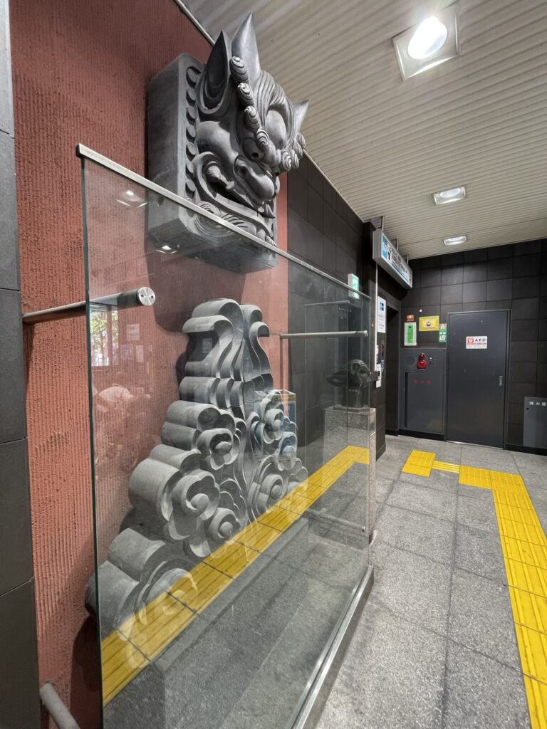 迫力ある鬼瓦が間近で見られます。浅草寺を長年守り続けてきた、歴史ある一品です。