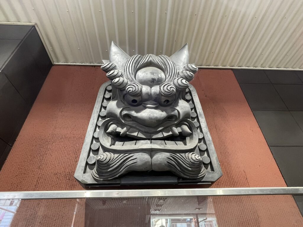宝蔵門に据えられていた鬼瓦。力強い表情が印象的です。