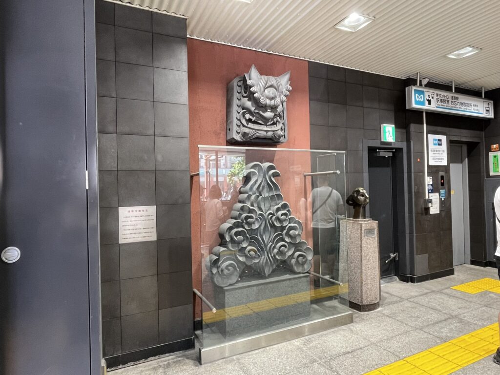 駅構内に展示された鬼瓦。観音通りを行き交う人々を、今も静かに見守っています。