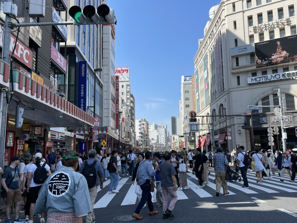 吾妻橋交差点付近。馬道通り方面も交通規制が敷かれ、人の波が続きます。