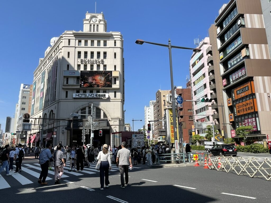 交通規制中の吾妻橋交差点周辺。浅草の大動脈も、今日はお祭り一色です。