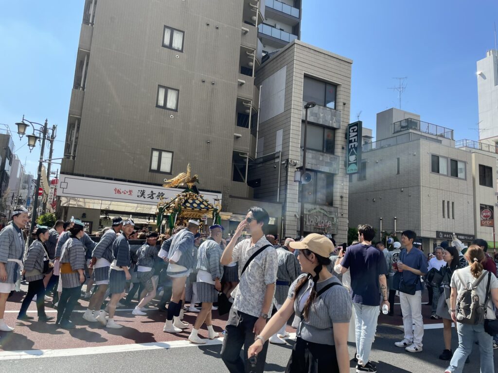 馬道通りを進む町内神輿。伝通院通り方面へと向かっていきます。