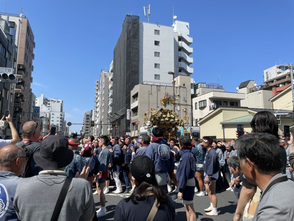 浅草寺へと続く道を進む神輿行列。