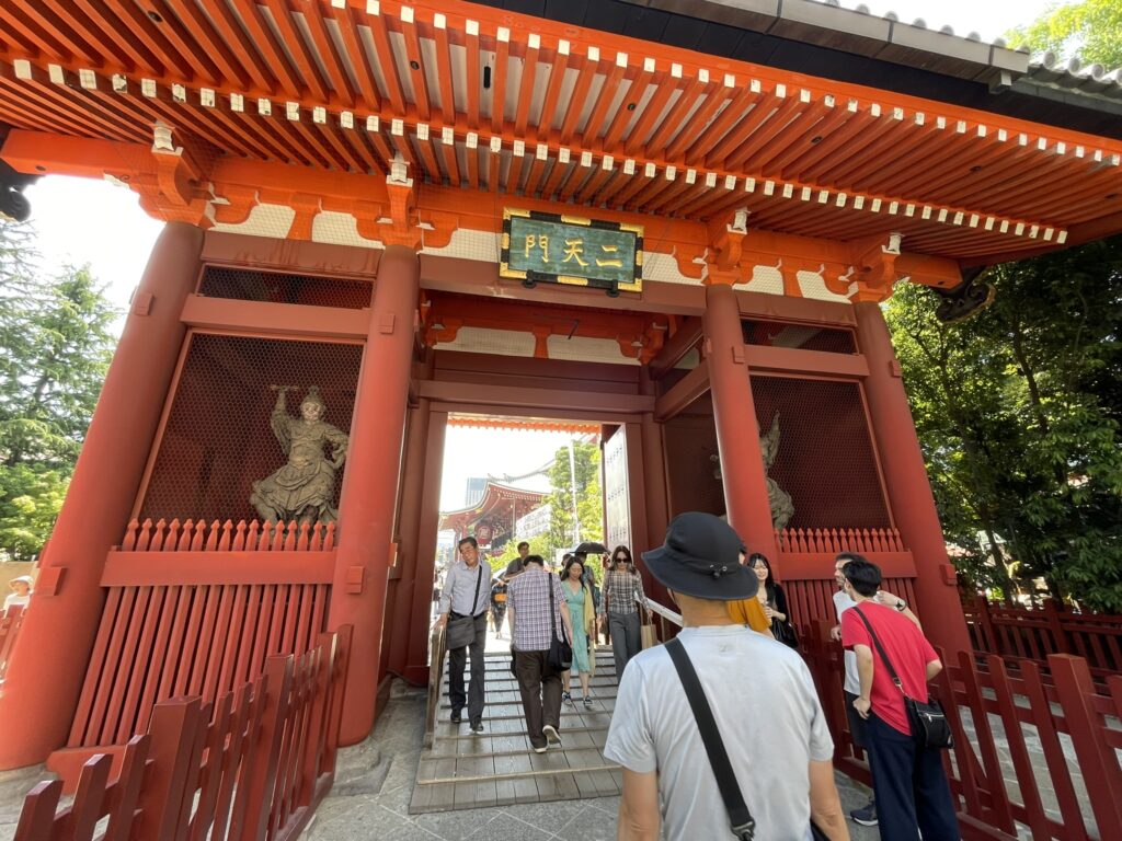 浅草寺の二天門。鮮やかな朱色の門をくぐると、境内へと続きます。