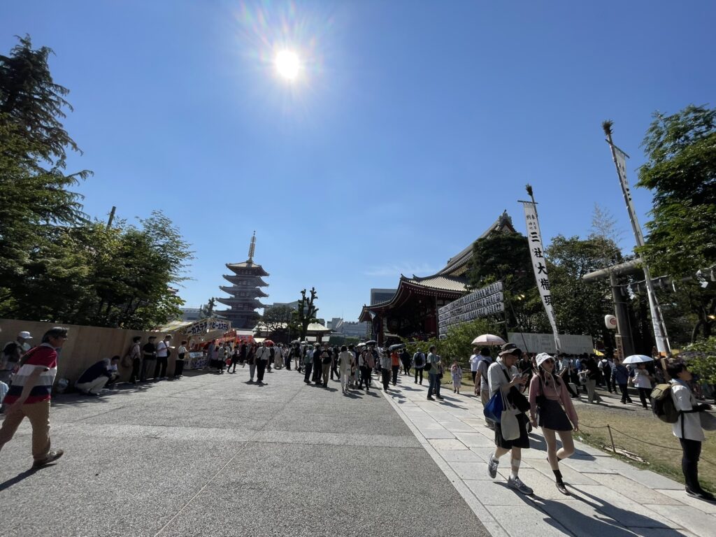 二天門から望む浅草寺境内。青空と五重塔が出迎えてくれます。