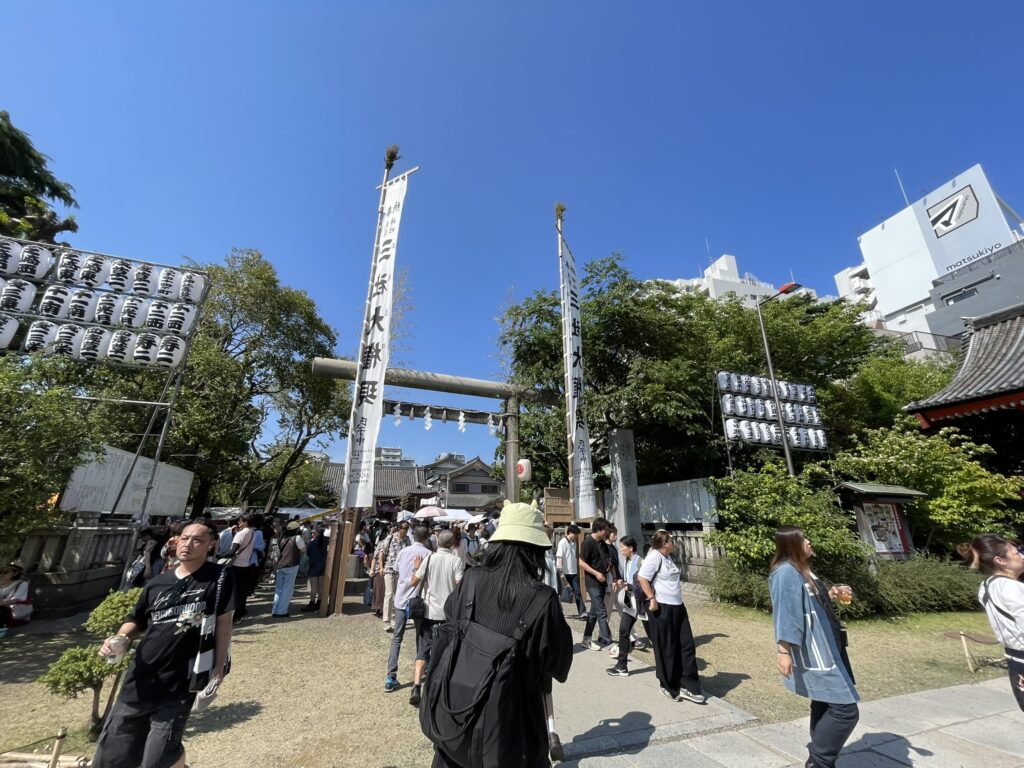 浅草神社の境内へ。遠くから聞こえてきた神楽の音色に誘われてやってきました。