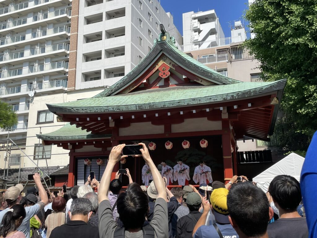 浅草神社の神楽殿で「巫女舞奉奏」で行われました。大勢の人々が静かに見入っています。