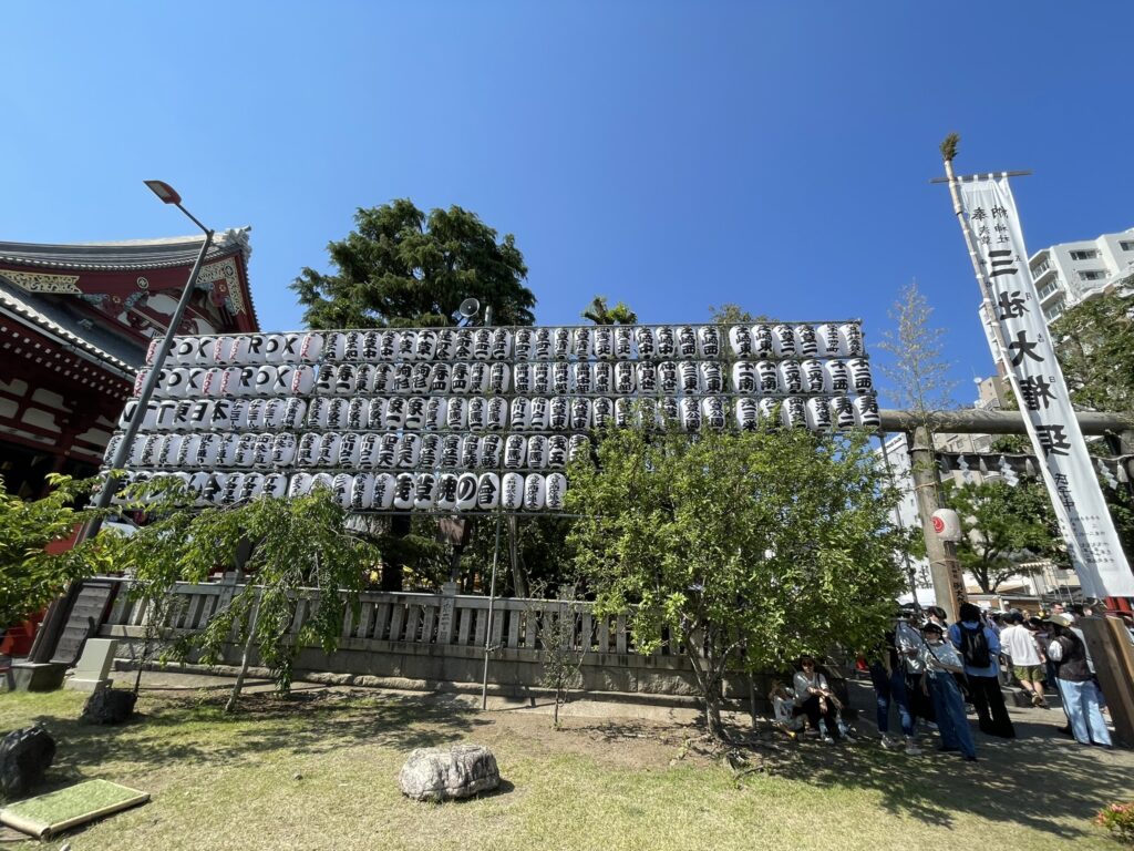 境内に奉納された提灯と樽。お祭りの奉納品が境内に並んでいます。