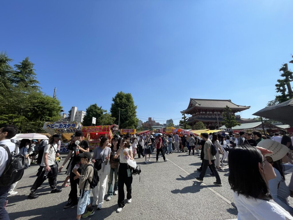 屋台が並ぶ浅草寺境内。お祭り気分をさらに盛り上げてくれます。