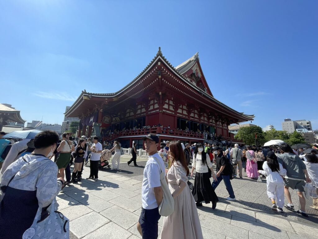 大勢の参拝者で賑わう浅草寺。お祭りの日も変わらず、多くの人が手を合わせます。