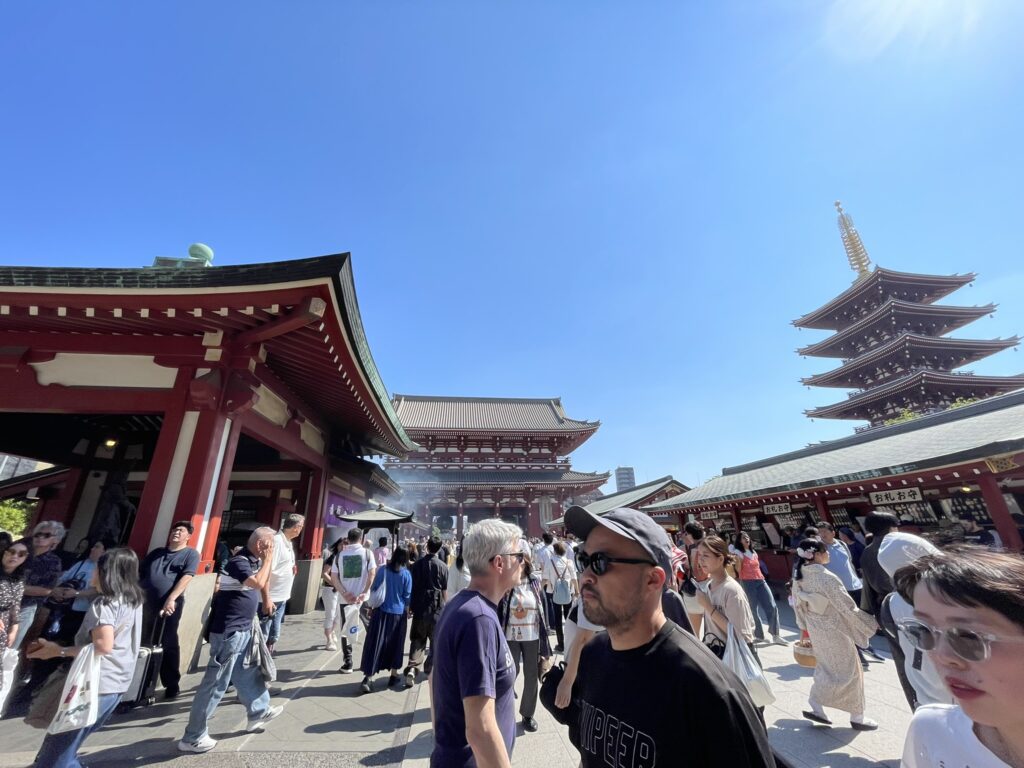 浅草寺境内から望む五重塔。青空に映える朱色の塔が美しいです。