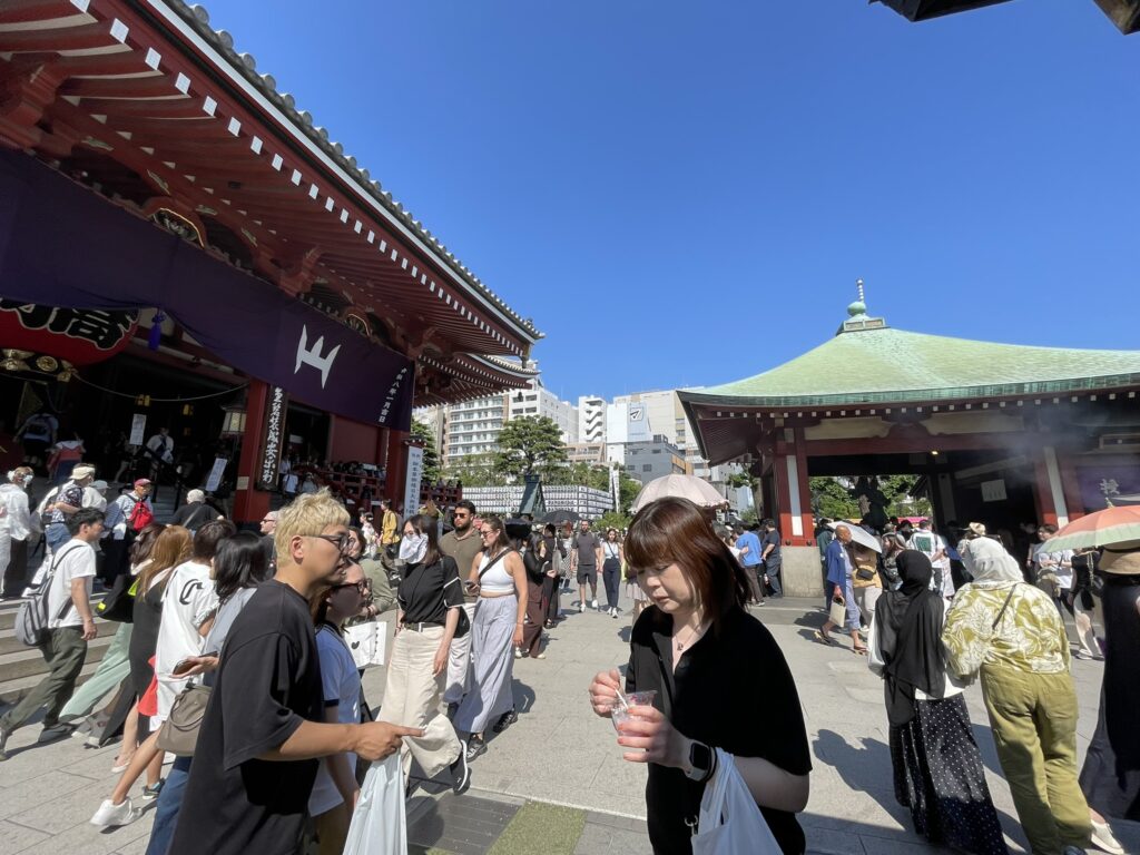 境内を行き交う参拝者たち。お祭りの喧騒の中にも、日常の浅草寺の風景があります。
