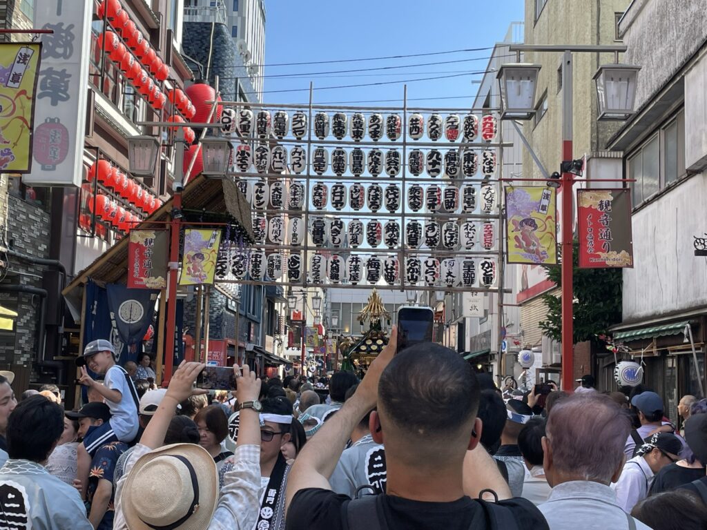 観音通りの提灯が連なる光景。三社祭の装飾に彩られた浅草の街並みです。
