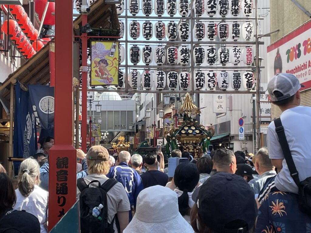 赤い提灯が連なる観音通り。三社祭一色に染まった浅草の風景です。