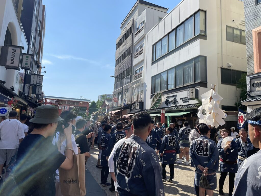 多くの人で賑わう観音通り周辺。
