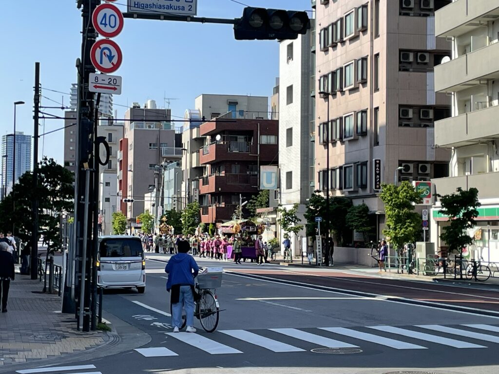 清川二丁目のバス停近く、吉野通りを歩く三社祭のお神輿が見えました。