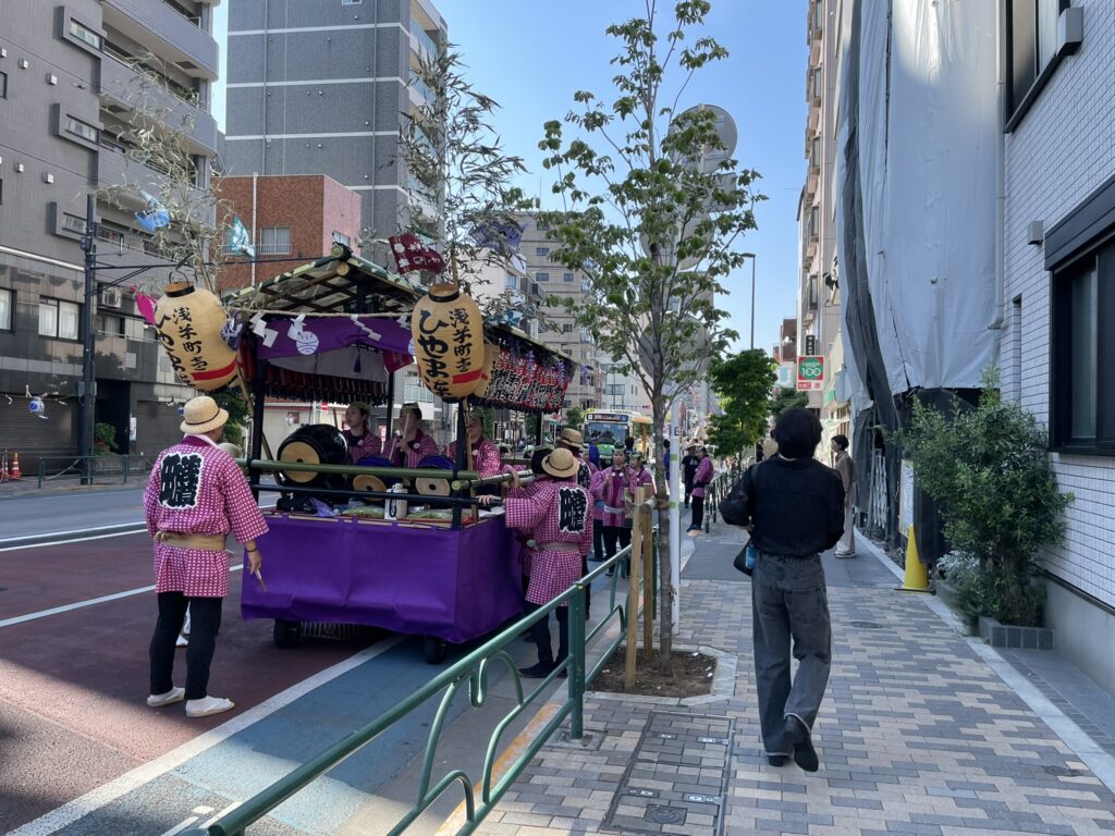 吉野通りを進む山谷の町内神輿。紫色の装飾が鮮やかです。