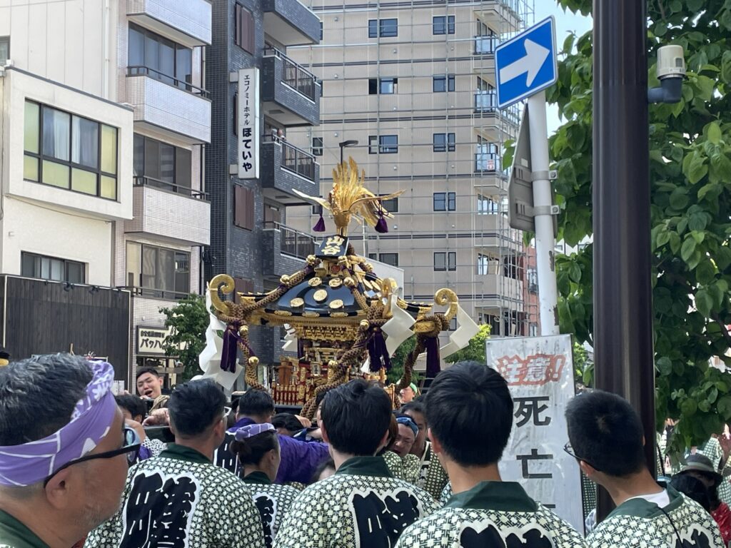 山谷の町内神輿を担ぐ氏子たち。揃いの法被で、地元の誇りを胸に歩みます。