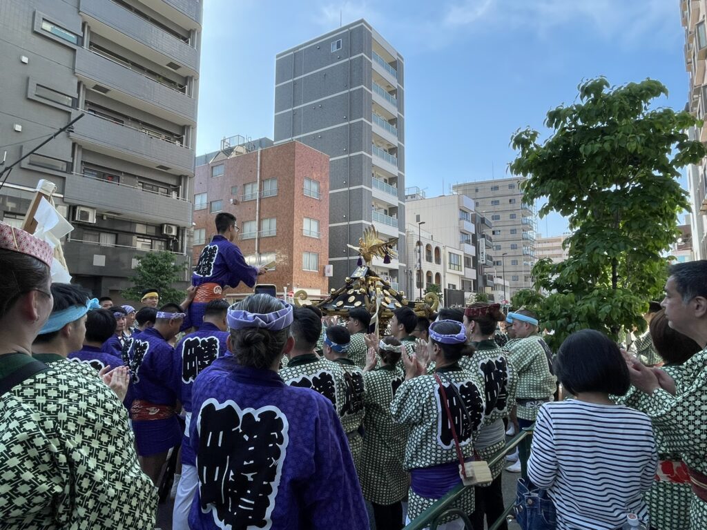 山谷の担ぎ手たちの背中。浅草から離れたこの地にも、三社祭の氏子はいるのです。
