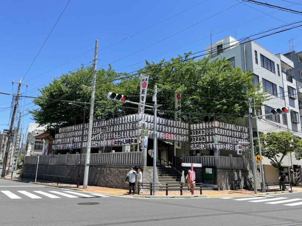 浅草富士浅間神社の正面外観。石段の両脇に提灯が並ぶ。