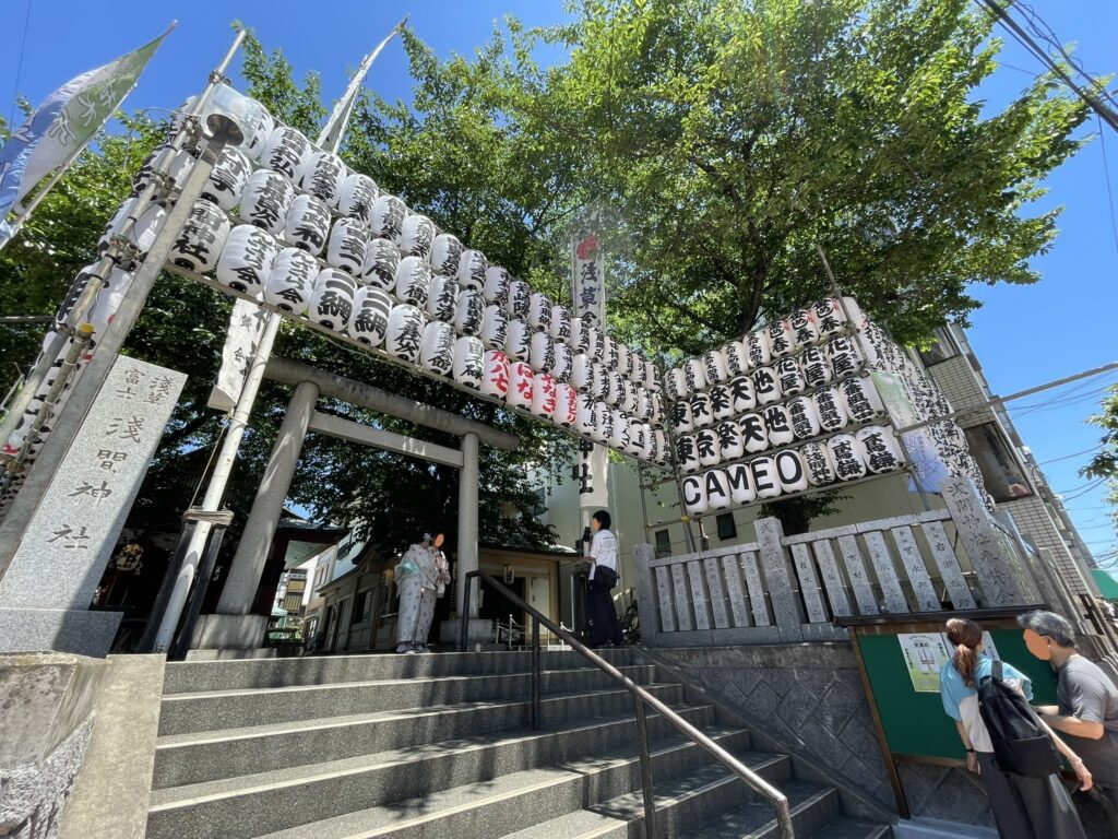浅草富士浅間神社の石段と鳥居。わずかな高台に鎮座している様子がわかる。