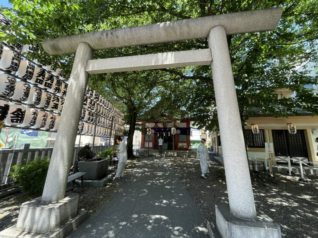 浅草富士浅間神社の鳥居と参道。両脇に提灯が並ぶ。
