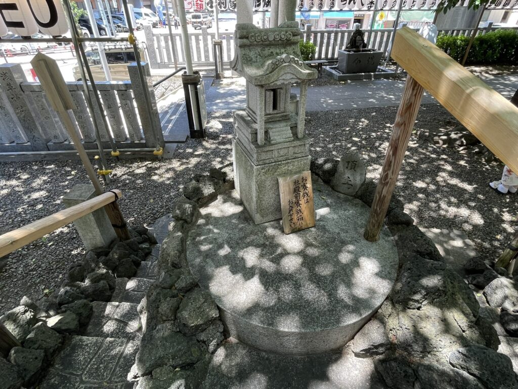 浅草富士浅間神社の富士塚山頂にある奥宮。石燈籠と「頂上」の標石が溶岩石に囲まれている。