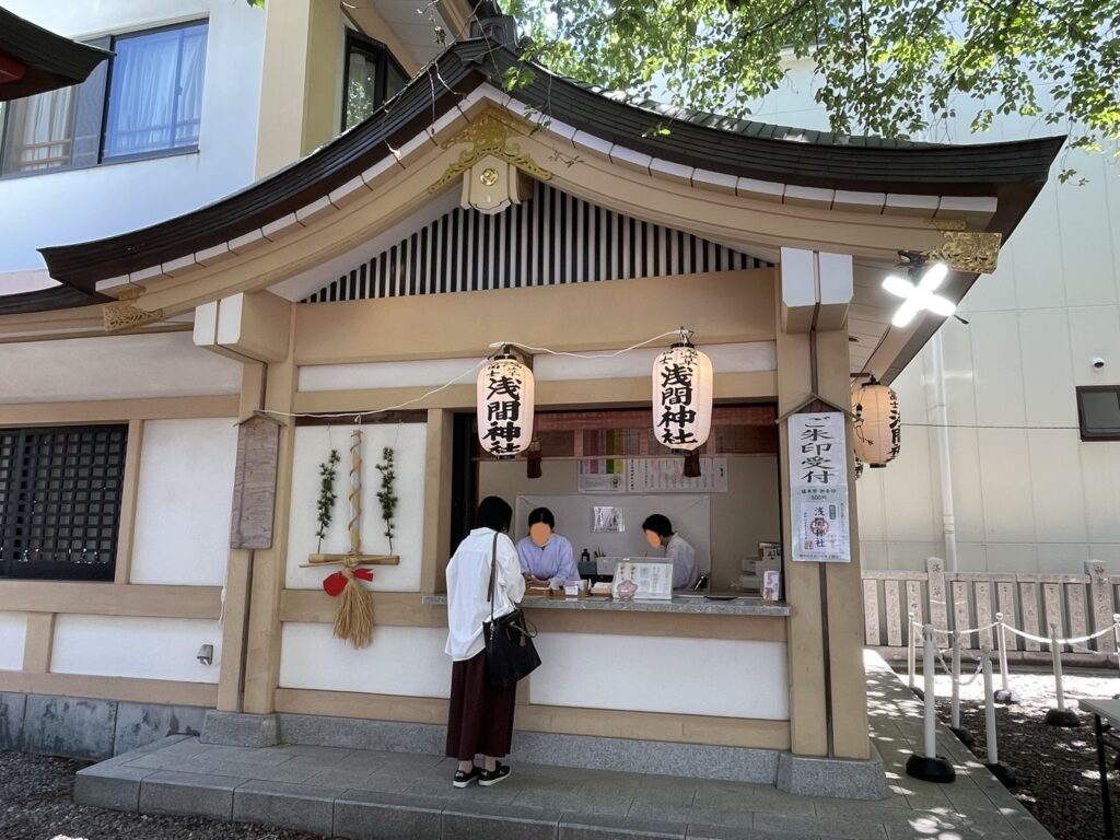 浅草富士浅間神社の社殿正面。朱色が鮮やかな平成再建の拝殿。
