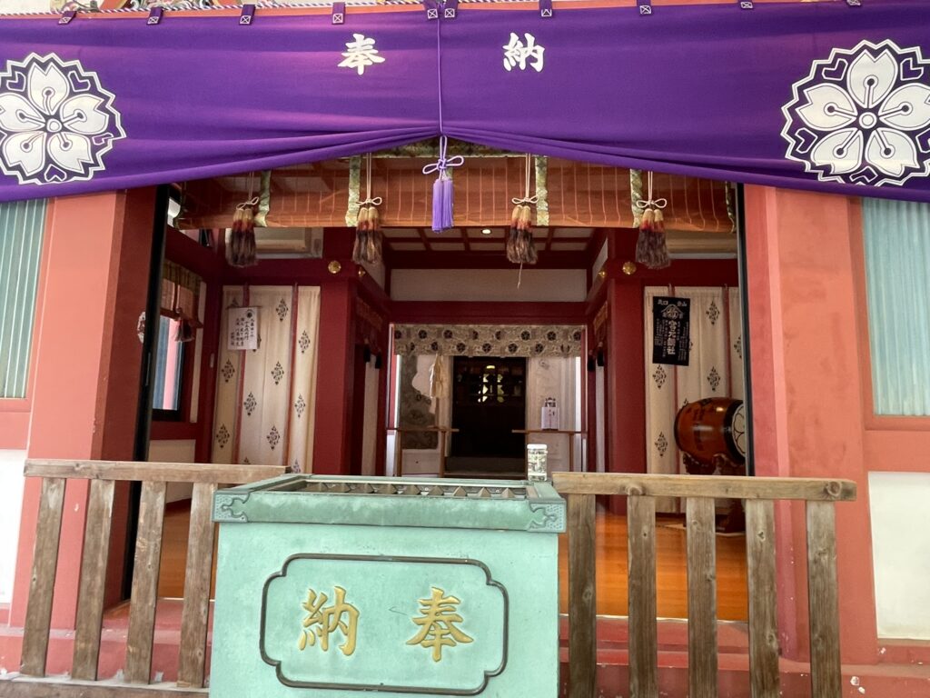 浅草富士浅間神社の本殿内部。紫の幔幕と「浅間神社」の金文字が見える。