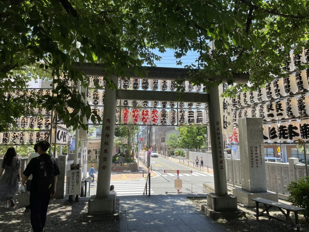 境内から見た浅草富士浅間神社の鳥居と参道の緑。