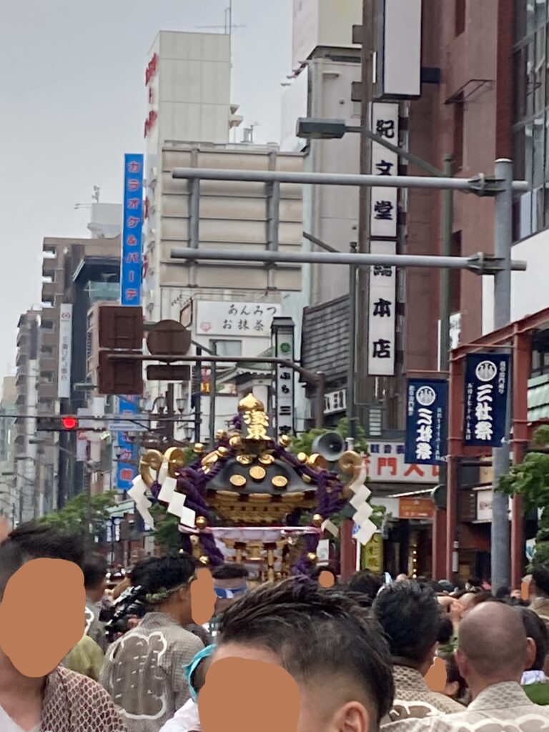 三社祭で馬道通りを練り歩く神輿。