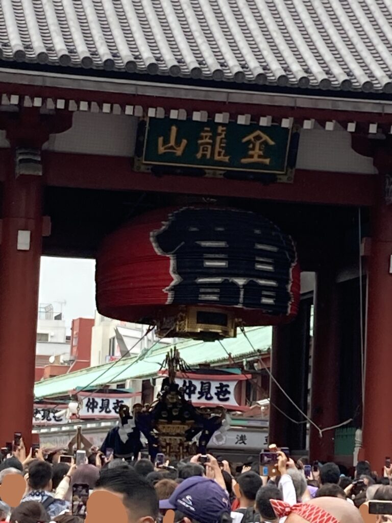 三社祭の神輿が雷門をくぐる場面。