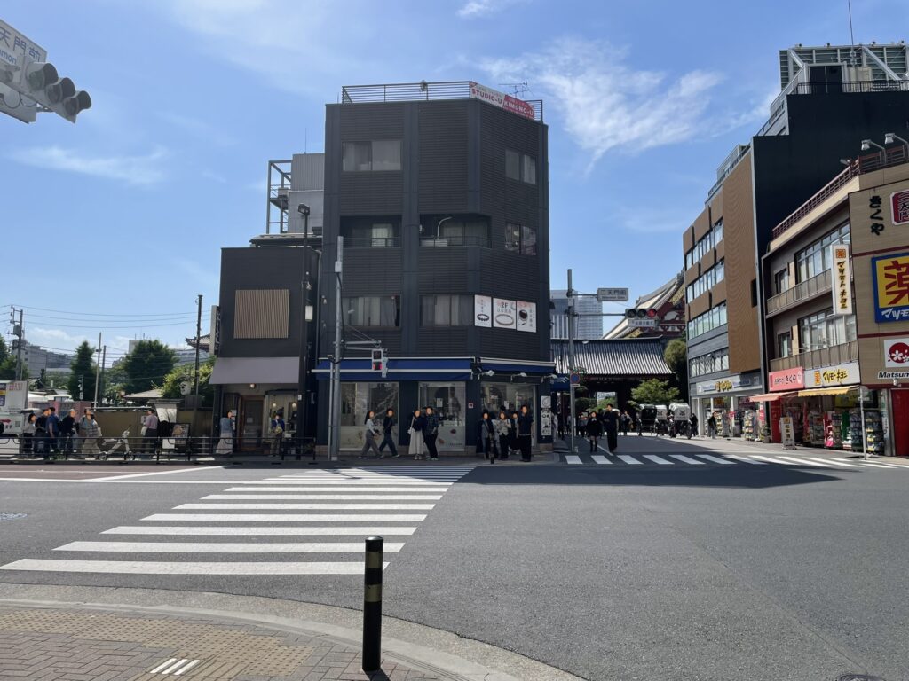 二天門前交差点と馬道通りの街並み。