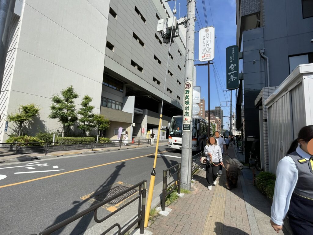 花川戸公園へとつながる歩道と沿道の店舗。