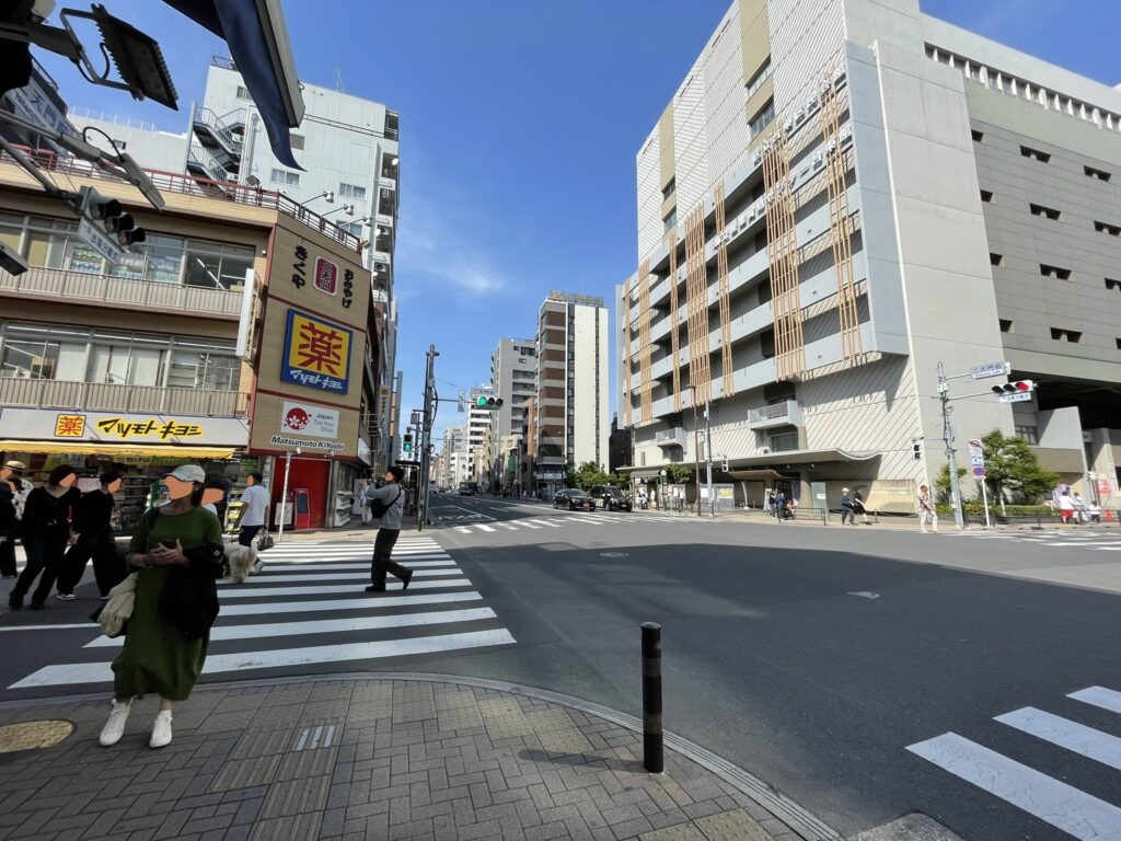 二天門前の交差点から北方向を望む馬道通り。