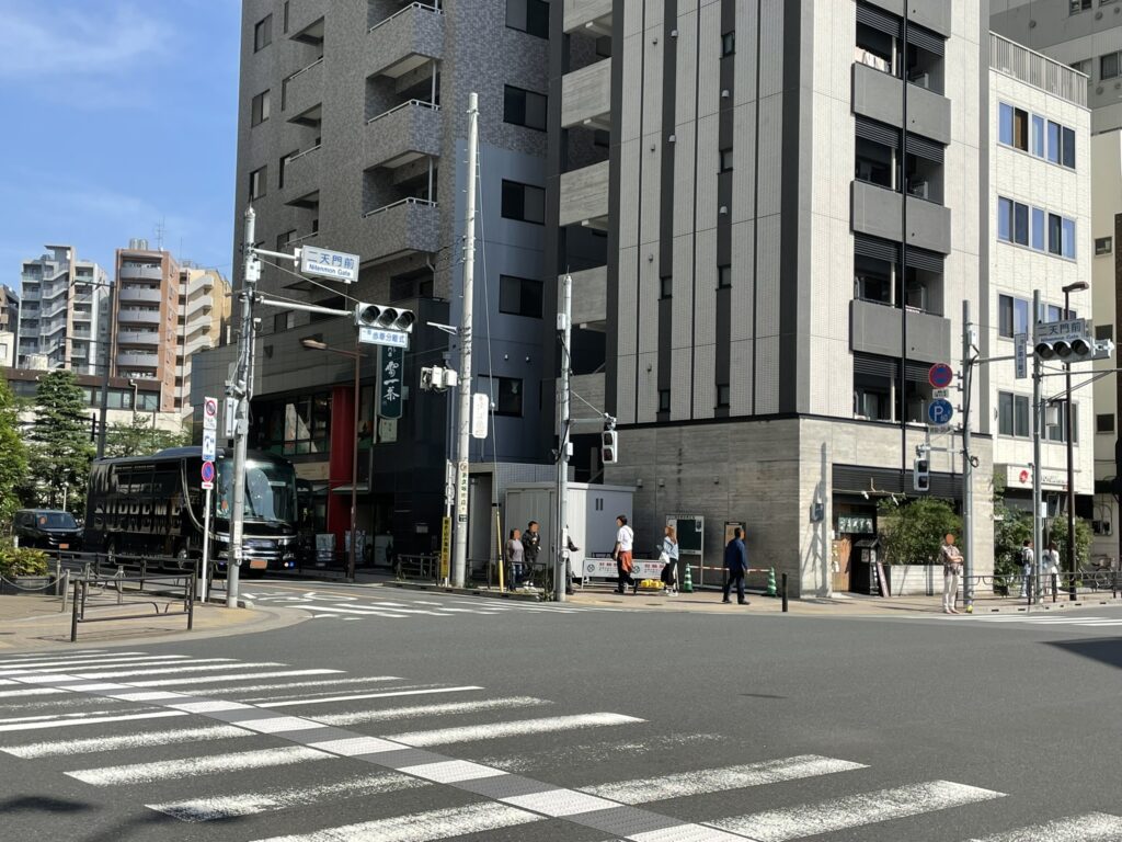 二天門前の交差点から隅田川方面の景観。