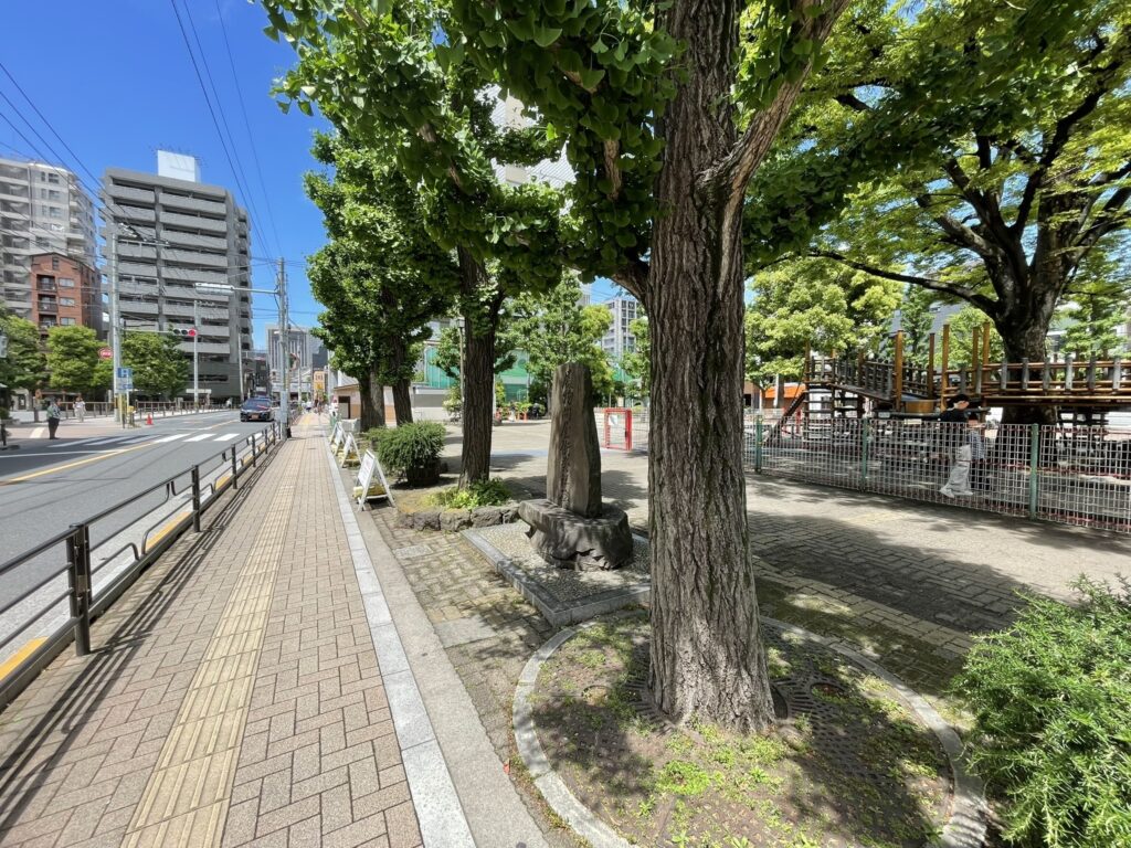 馬道通りへと続く花川戸公園前のイチョウ並木と石碑。