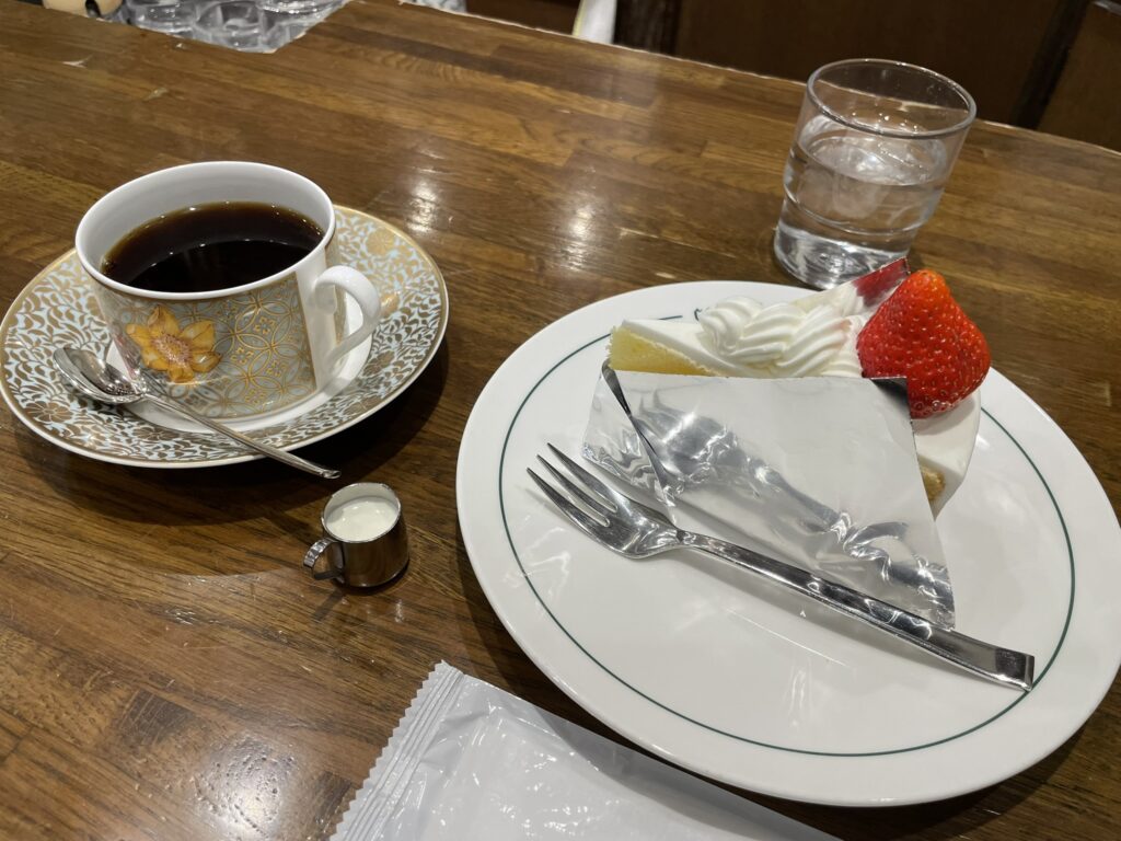 カフェバッハさんの2026年3月の季節のケーキ「ショートケーキ」と「ベトナム・アラビカ・フェンファーム」の写真。