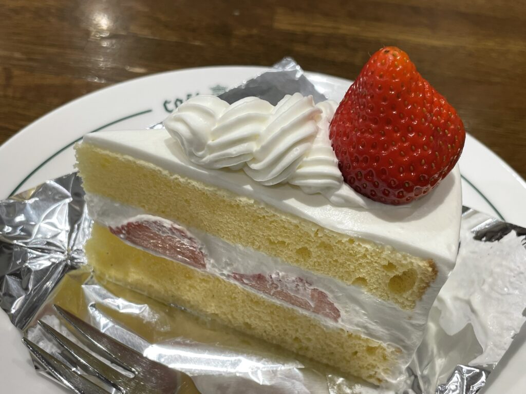 カフェバッハさんの2026年3月季の節のケーキ「ショートケーキ」の寄り写真。