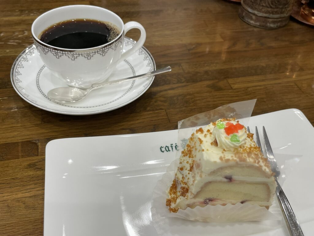 カフェバッハさんの2026年4月-5月の季節のケーキ「フランクフルタークランツ」とペルー・エルパルゴ」の写真。