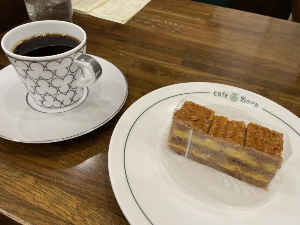 カフェバッハさんの2026年4月の季節のケーキ「ミルフイユ」と「スマトラ・マンデリン ・タノバタック」の写真。