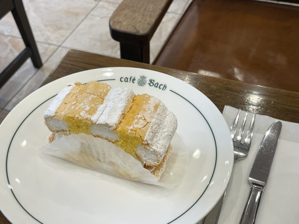 カフェバッハさんの2026年5月-6月の季節のケーキ「カルディナールシュニッテン」の写真。